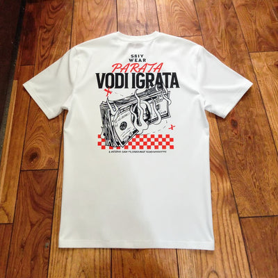 SRIVWEAR™ "ПАРАТА ВОДИ ИГРАТА" Бяла тениска